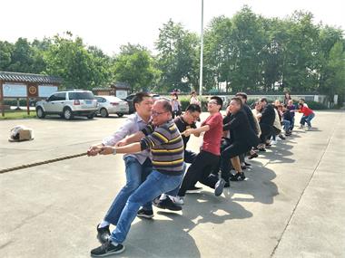 勞動(dòng)最美、團(tuán)結(jié)拼搏”拔河比賽