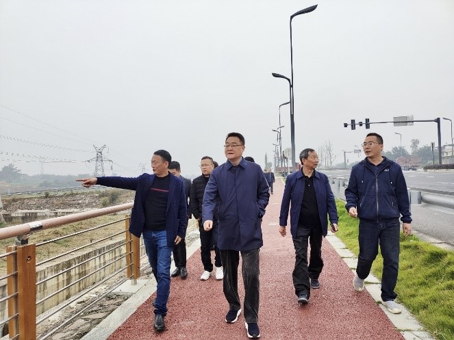 集團公司黨委書記、董事長鄧華一行前往青白江現(xiàn)代種業(yè)園區(qū)等調(diào)研