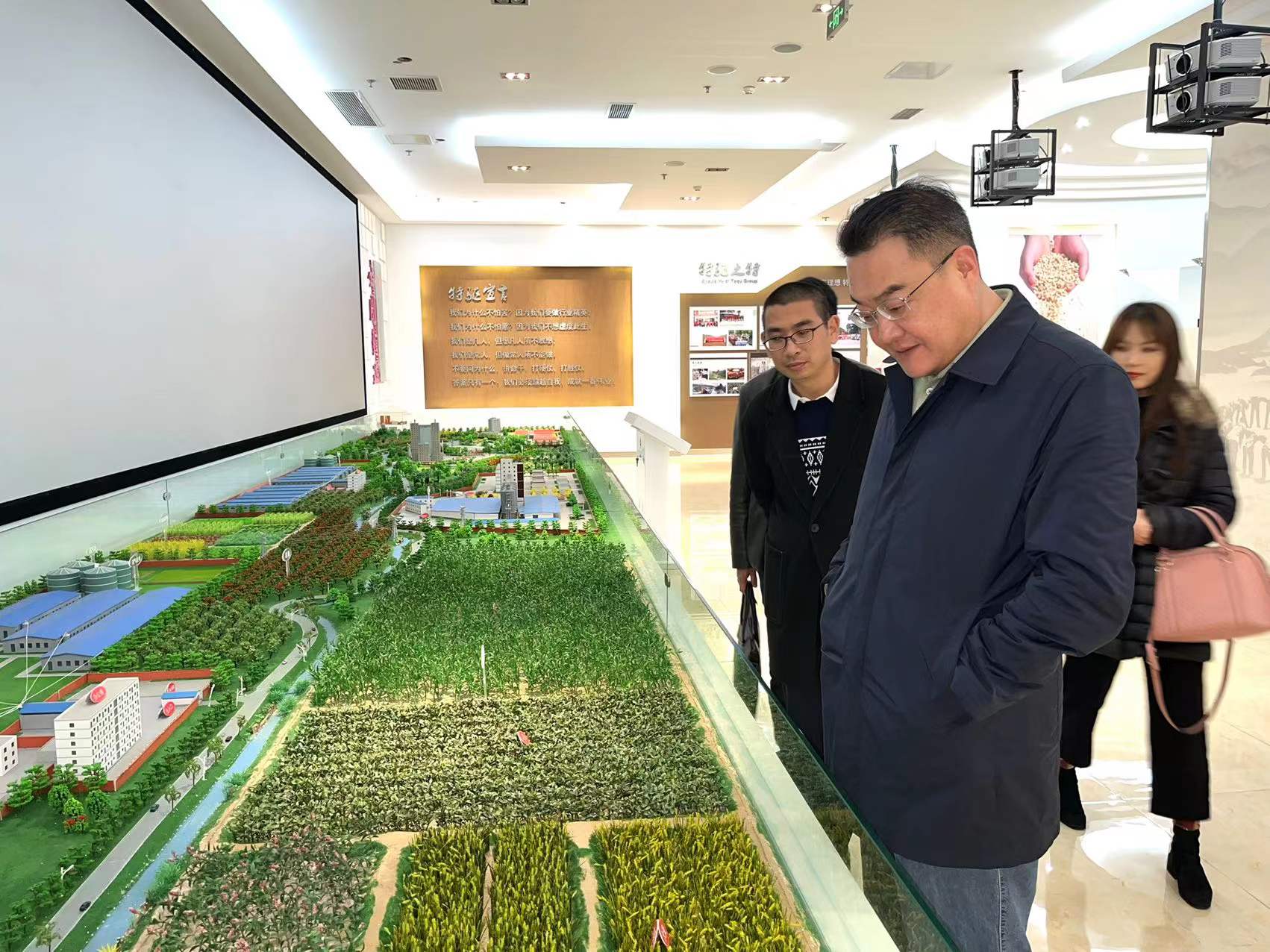 力爭一季度“開門紅”——鄧華赴通威集團、特驅(qū)集團考察交流