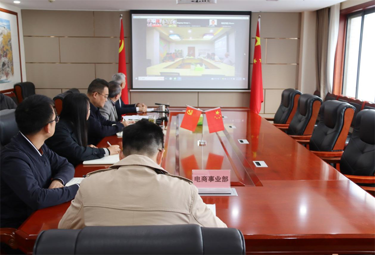 鄧華應邀出席與印尼一站式服務中心供應鏈管理公司、盈澤國際貿易（山東?。┕竞献髑⒄勛剷? class=